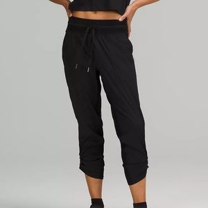 Lululemon Dance Studio Midrise Crop in black a size 2